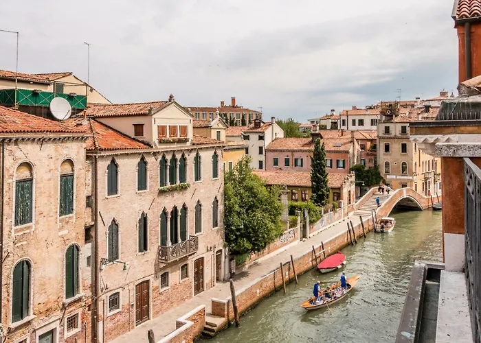 Carmini Canal View & Lift By Lionhost